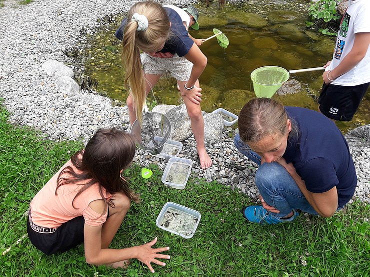 © Naturpark Ötztal Kinder vor einem Teich