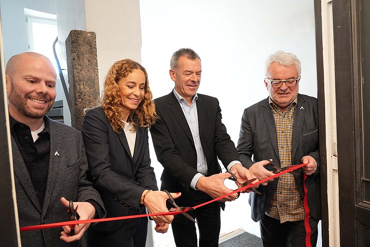 © Land Tirol/Dorfmann Personen schneiden gemeinsam rotes Band durch