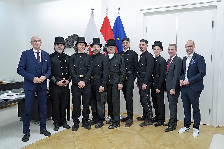 © Land Tirol/Neuner Gruppenfoto mit Landeshauptmann Mattle, Landesrat Gerber und mehreren Rauchfangkehrern.