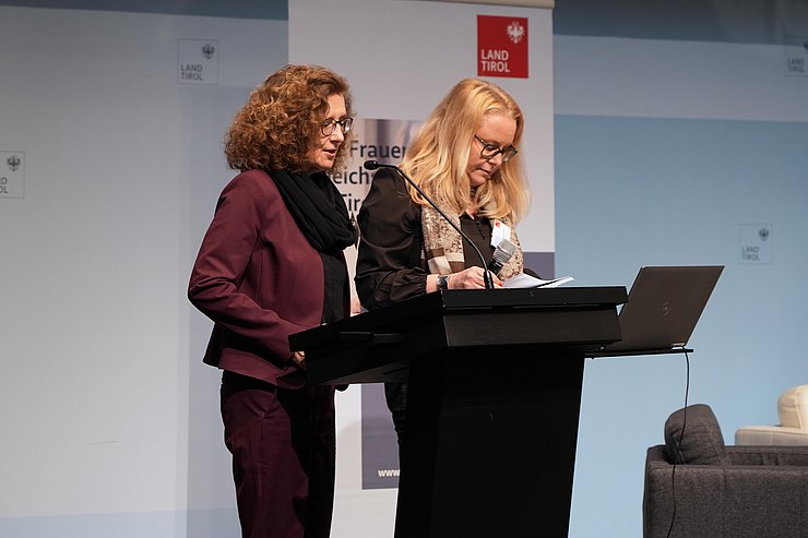 © Land Tirol/Dorfmann Bürgler und Reichkendler am Redepult