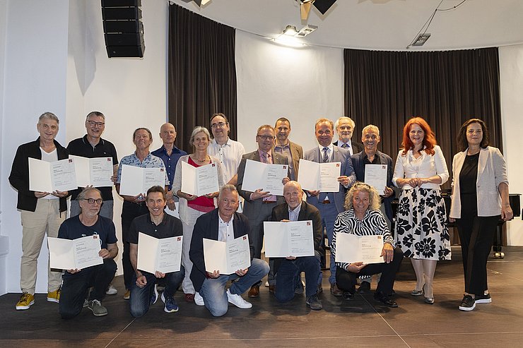 © Land Tirol/Die Fotografen Für 35 Dienstjahre an den Landesmusikschulen und am Tiroler Landeskonservatorium wurden insgesamt 15 Lehrkräfte ausgezeichnet.