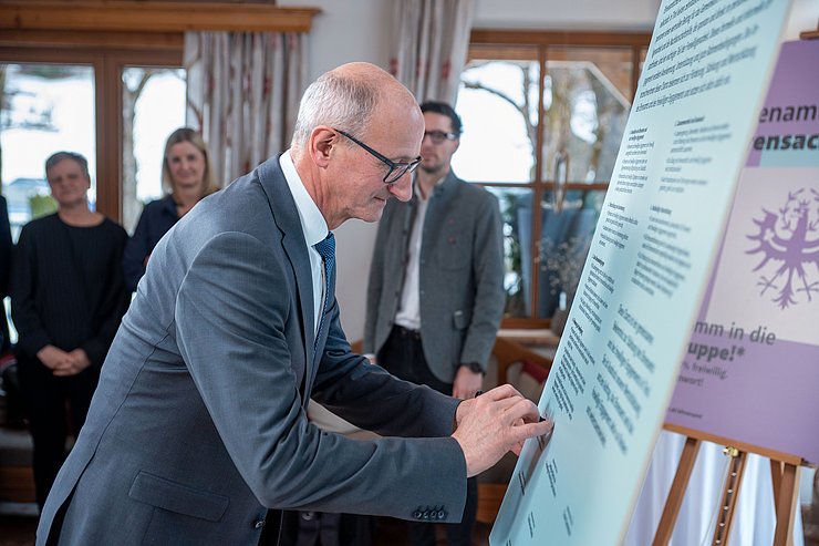 © Land Tirol/Jovanovic LH Anton Mattle unterzeichnete die Ehrenamtscharta.