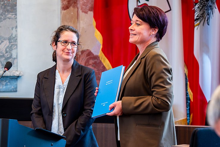 © Tiroler Landtag/Christanell LTPin Sonja Ledl-Rossmann erhielt stellvertretend für den Landtag ein gedrucktes Exemplar der Doktorarbeit.