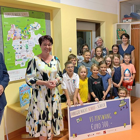 Gruppenfoto mit Landtagspräsidentin Sonja Ledl-Rossmann, Bürgermeister Karl Wechselberger, Euregio-Berater Fritz Tiefenthaler und die SchülerInnen und Lehrerinnen der VS Pinswang