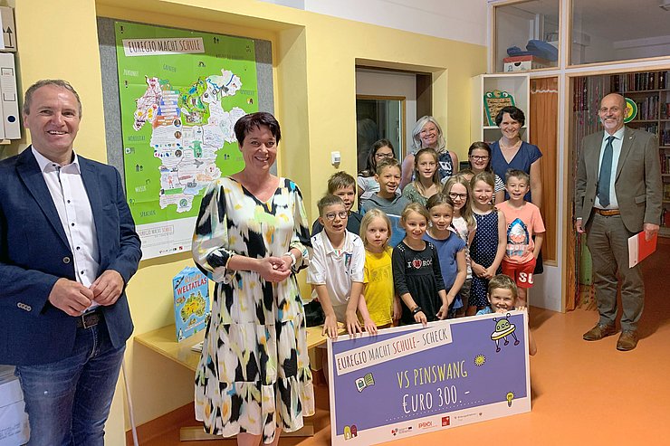 © Gemeinde Pinswang Gruppenfoto mit Landtagspräsidentin Sonja Ledl-Rossmann, Bürgermeister Karl Wechselberger, Euregio-Berater Fritz Tiefenthaler und die SchülerInnen und Lehrerinnen der VS Pinswang