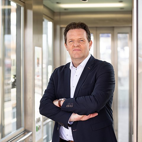 LR Zumtobel in einem Aufzug am Bahnsteig