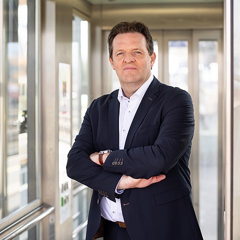 LR Zumtobel in einem Aufzug am Bahnsteig