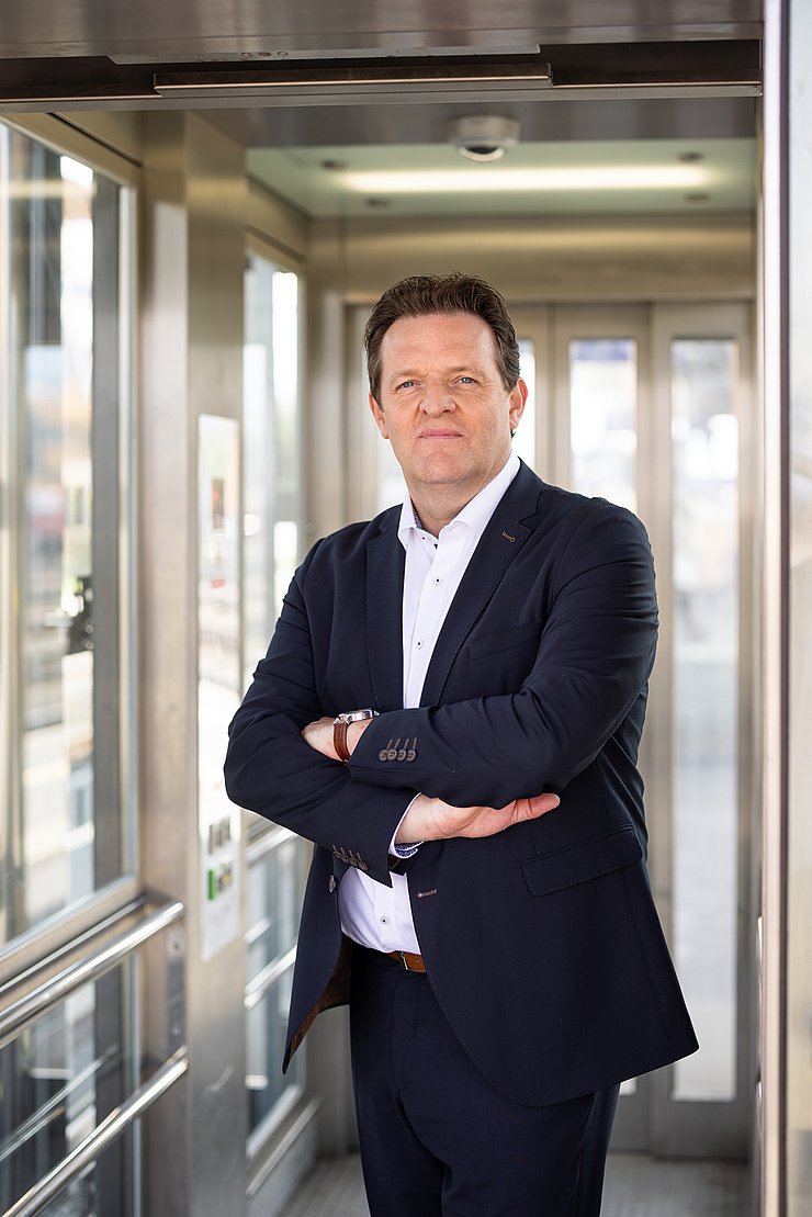 © Land Tirol/Steinlechner LR Zumtobel in einem Aufzug am Bahnsteig