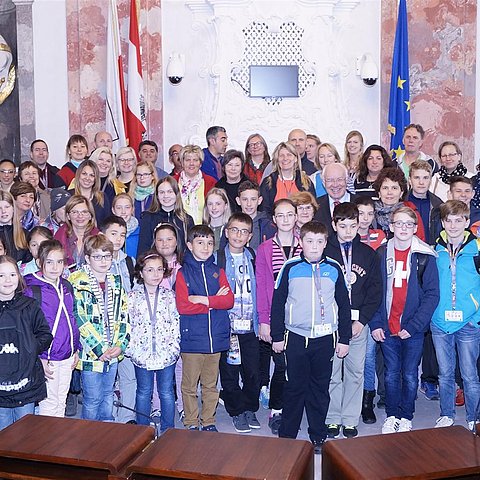 LTP van Staa mit SchülerInnen und LehrerInnen des Comenius-Projektes im Landtagssaal