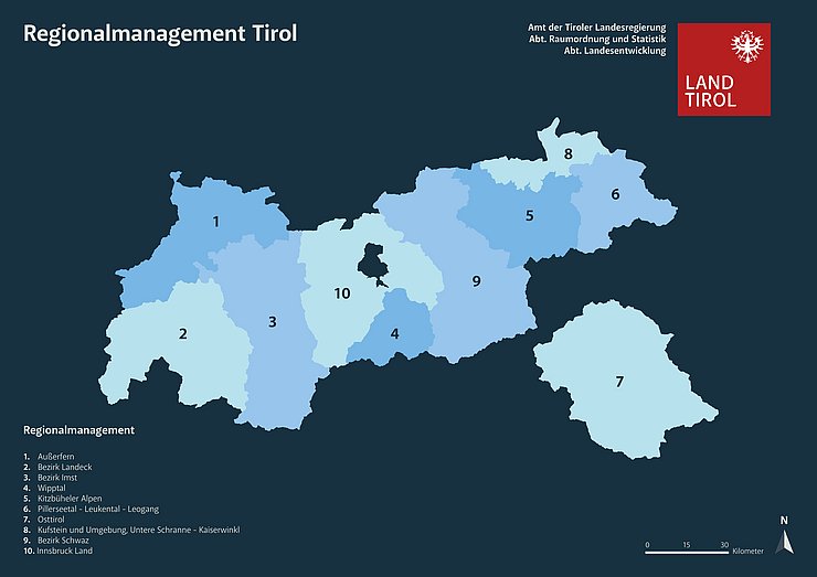 Das Bild zeigt eine Abbidlung von Tirol. Alle Bezirke welche als LEADER-Regionen gelten (alle Bezirke bis auf Innsbruck-Stadt) sind hellblau markiert.
