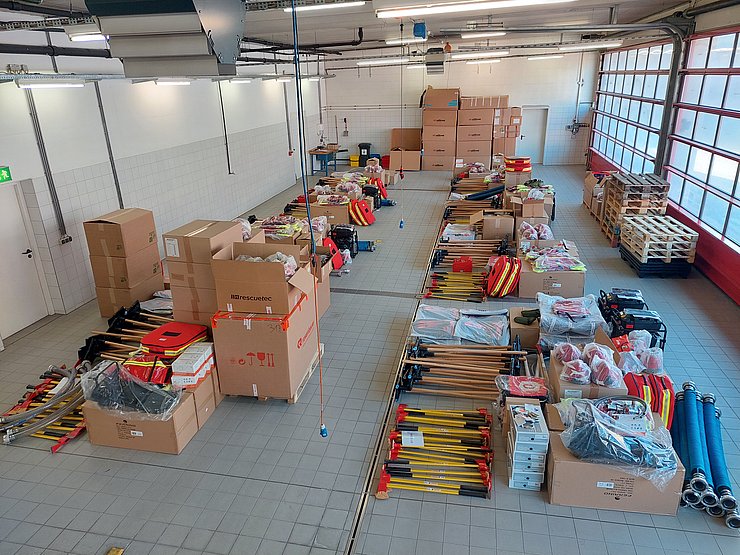 Mehrere hundert Sonderwerkzeuge wie Äxte und Spaten sowie leichte Waldbrandpumpen, Lastentragen, Schläuche, Löschrucksäcke, Waldbrandhelme und vieles mehr wurden an die Feuerwehren für die Waldbrandbekämpfung übergeben.