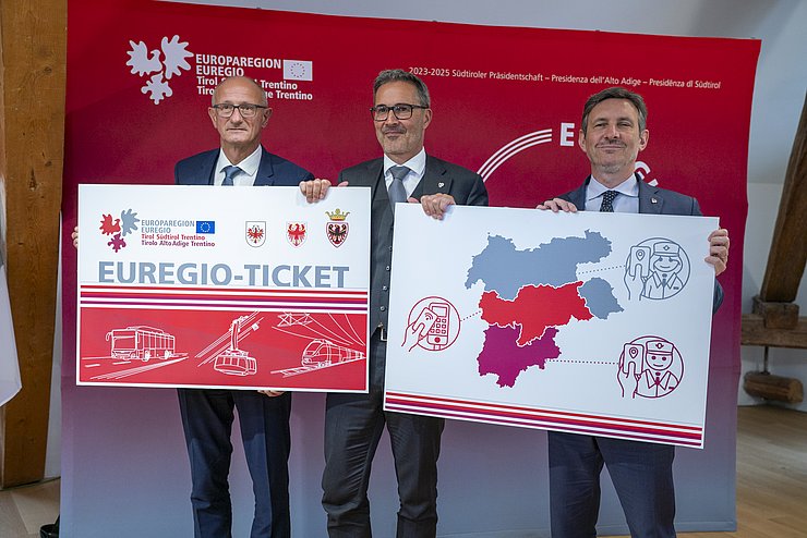 Personen halten große Grafik