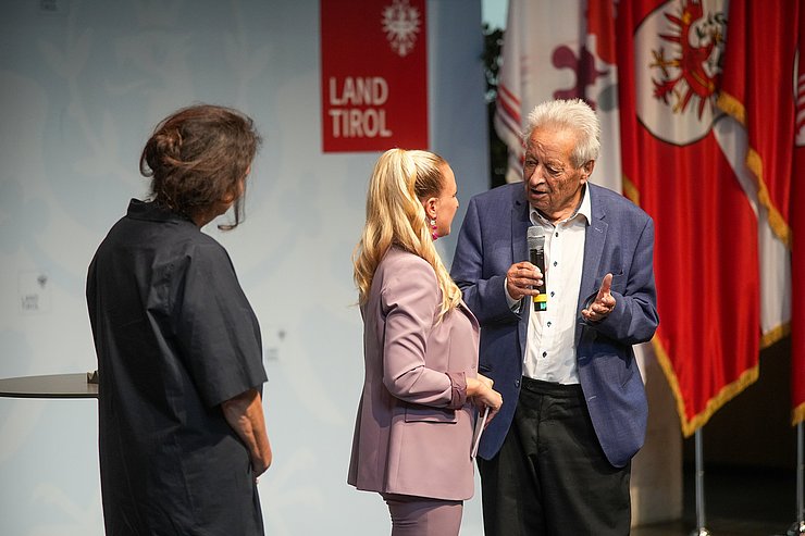 Der Euregio-Baukulturpreis wurde heuer erstmals verliehen. LH a.D. und Stifter des Preises Wendelin Weingartner sowie Diana Ortner, Leiterin der Abt. Bodenordnung, im Gespräch mit Moderatorin Karin Gschnitzer.