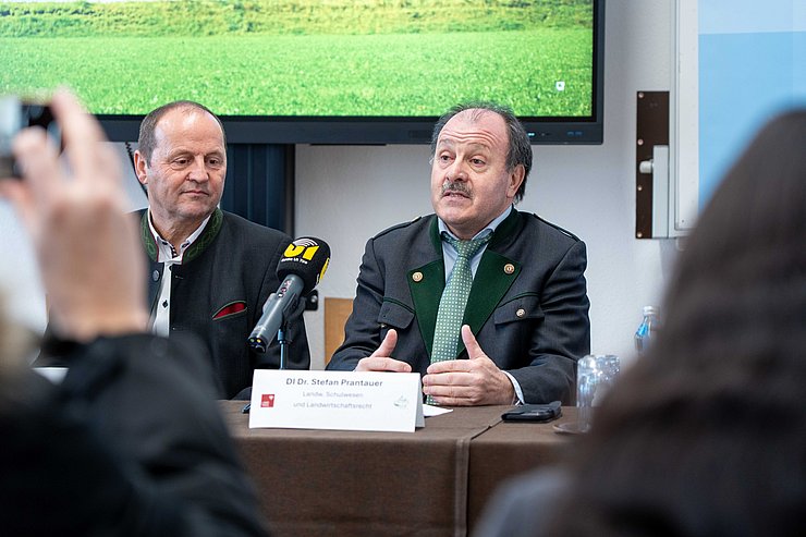 LHStv Josef Geisler und Stephan Prantauer betonten bei der heutigen Präsentation des Harvester-Simulators die Bedeutung moderner Ausbildungsinfrastruktur und einer gezielten Weiterentwicklung der Ausbildungsstandards. 