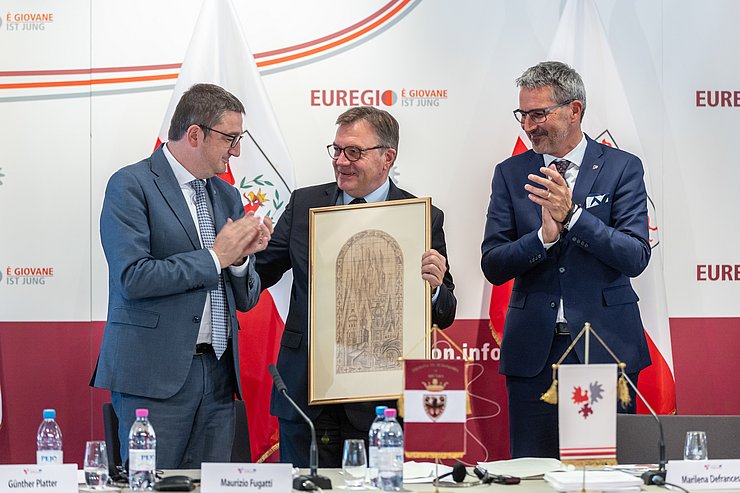 LH Platter bekommt Bilderrahmen überreicht