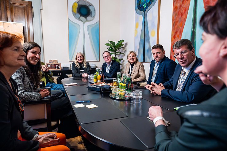 Auch ein Arbeitsgespräch mit Bundesratspräsidentin Claudia Arpa fand im Hohen Haus statt.