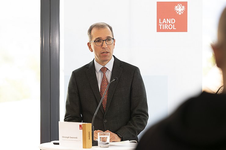 © Land Tirol/Die Fotografen Christoph Swarovski am Rednerpult