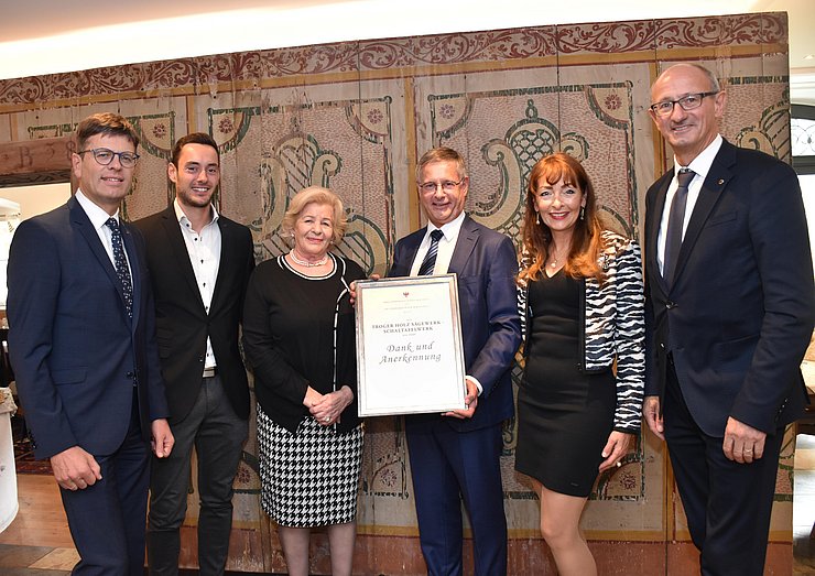 © Land Tirol/Kathrein LR Mattle und BH Michael Brandl mit den geehrten VertreterInnen von Troger Holz.