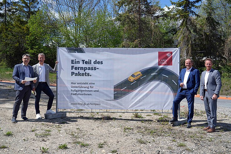 Gruppenfoto, Personen stehen neben Transparent