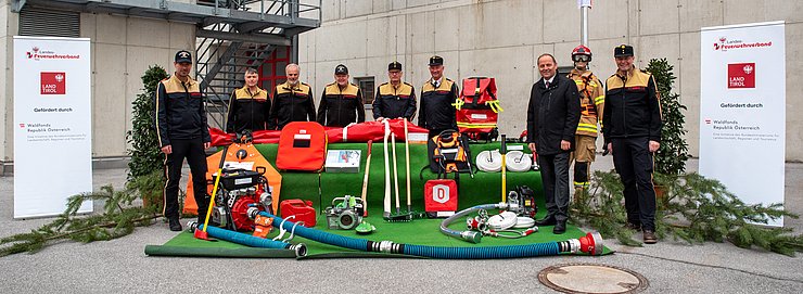 Übergabe der Spezialausrüstung an die Feuerwehr-Vertreter des Bezirks Imst