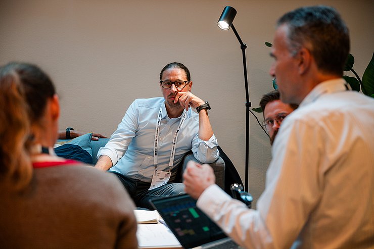 Mehrere Personen sitzend und miteinander sprechend