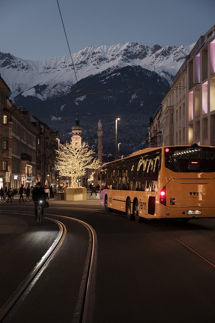© VVT fahrender Bus bei Nacht