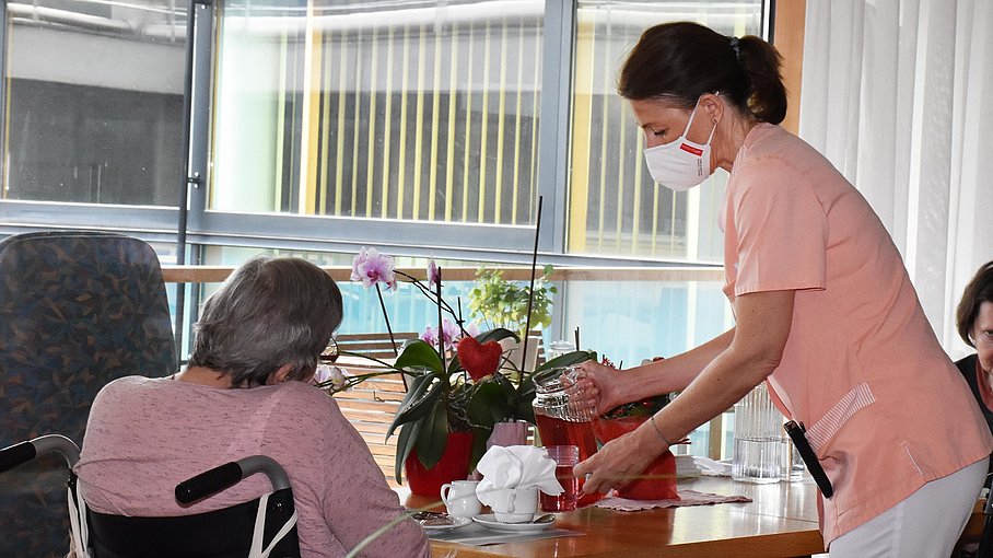 Pflegelandesrätin Leja packt mit an