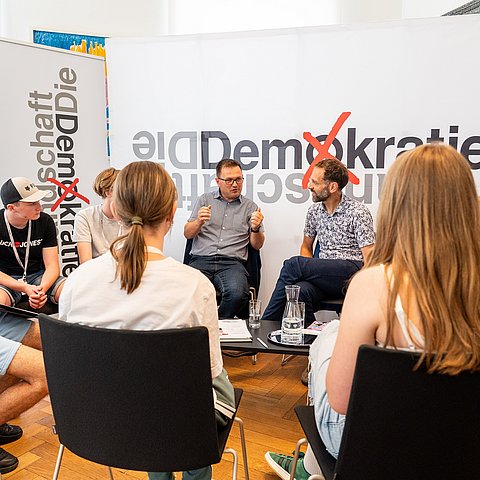 Diese Woche fand im Tiroler Landtag wieder die Workshop-Reihe Demokratielandschaft statt. Mit dabei: Abgeordnete (im Bild li.: Andreas Kirchmair) und ExpertInnen aus Forschung und Verwaltung (im Bild: Kinder- und Jugendanwalt Lukas Trentini)