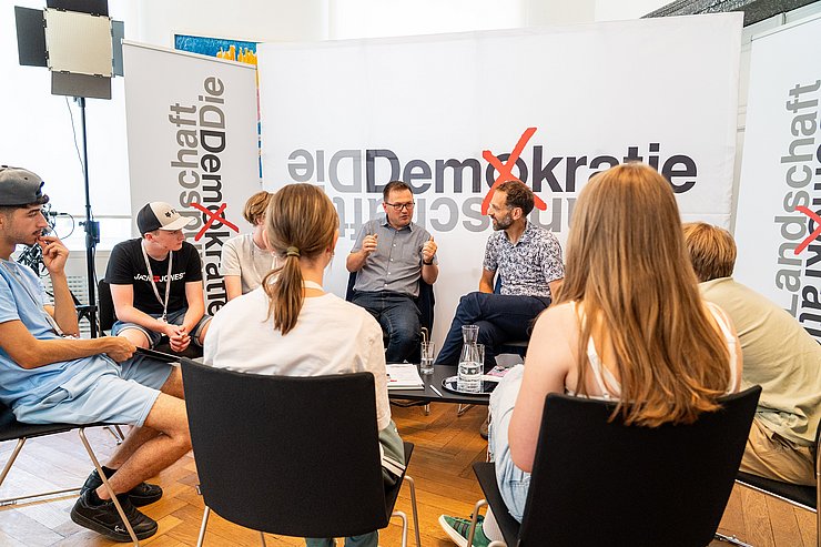 © Tiroler Landtag/Oswald Diese Woche fand im Tiroler Landtag wieder die Workshop-Reihe Demokratielandschaft statt. Mit dabei: Abgeordnete (im Bild li.: Andreas Kirchmair) und ExpertInnen aus Forschung und Verwaltung (im Bild: Kinder- und Jugendanwalt Lukas Trentini)