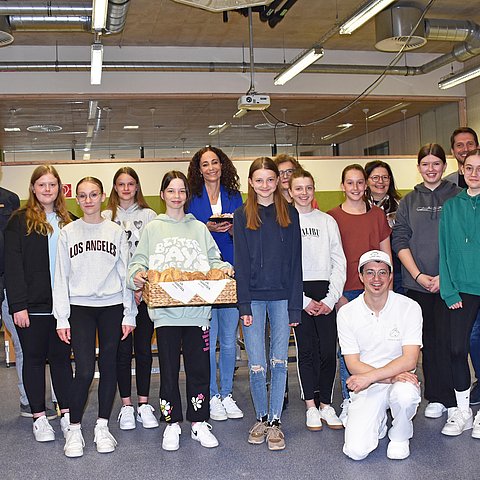 Gruppenfoto mit Brotkorb