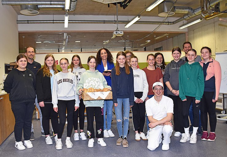 Gruppenfoto mit Brotkorb