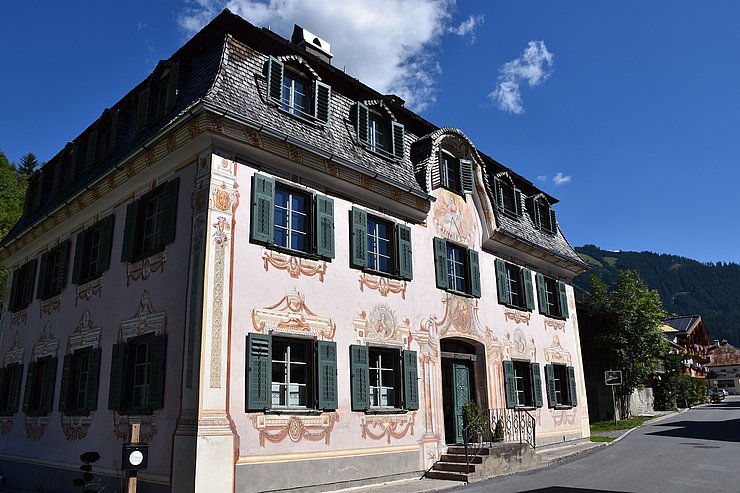 © Land Tirol/Pölzl Aufnahme des alten Herrenhauses von außen mit Fassadenmalerei