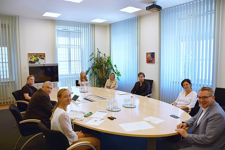 © Land Tirol/Pölzl Mitglieder des Beirats um großen Tisch herum sitzend