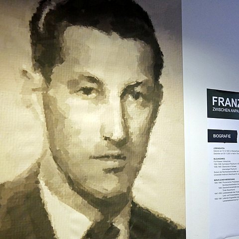 Die Ausstellung "Zwischen Anpassung und Widerstand" setzt sich mit dem Leben von Franz Weber auseinander.
