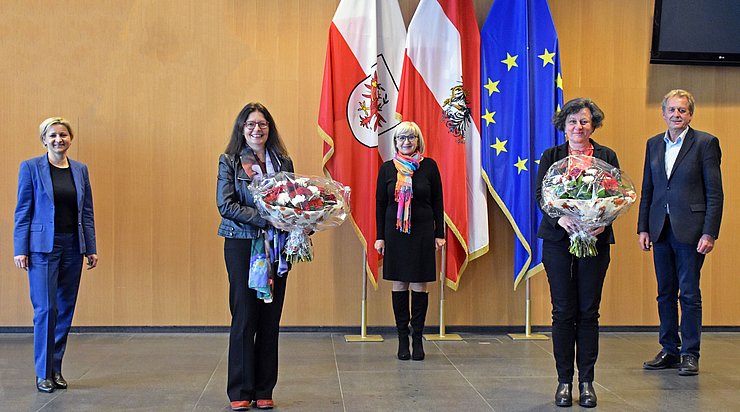 Von links bei der Übergabe der Geschäftsführung Evelyn Geiger-Anker (Direktorin Wirtschaftskammer Tirol), die neue amg-tirol-Geschäftsführerin Bernadette Kendlbacher, Arbeits- und Bildungslandesrätin Beate Palfrader, die pensionierte Geschäftsführerin amg-tirol Maria Steibl und Erwin Zangerl (Präsident Arbeiterkammer Tirol).
