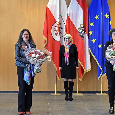 Von links bei der Übergabe der Geschäftsführung Evelyn Geiger-Anker (Direktorin Wirtschaftskammer Tirol), die neue amg-tirol-Geschäftsführerin Bernadette Kendlbacher, Arbeits- und Bildungslandesrätin Beate Palfrader, die pensionierte Geschäftsführerin amg-tirol Maria Steibl und Erwin Zangerl (Präsident Arbeiterkammer Tirol).