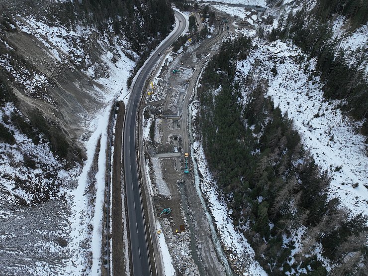 Arbeiten an Straße und in Bachbett
