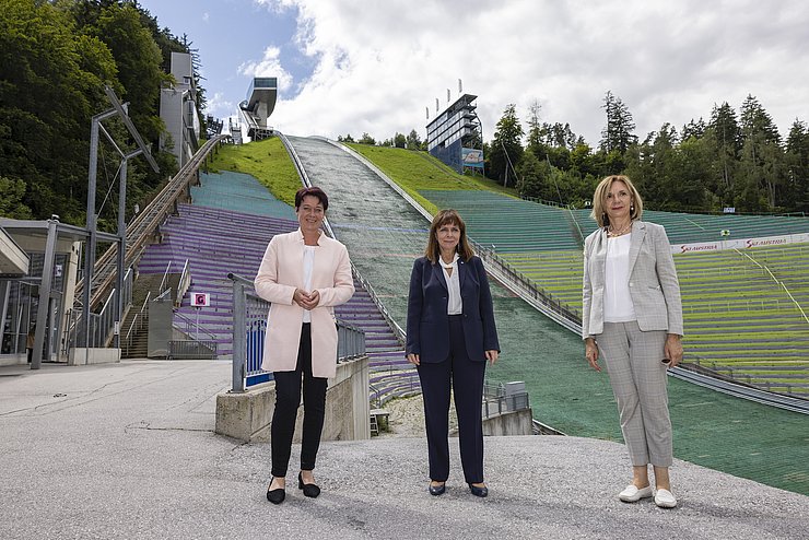 (v.li.) LTPin Sonja Ledl-Rossmann, Staatspräsidentin Katerina Sakellaropoulou und die griechische Botschafterin in Wien, Catherine Koika, am Bergisel