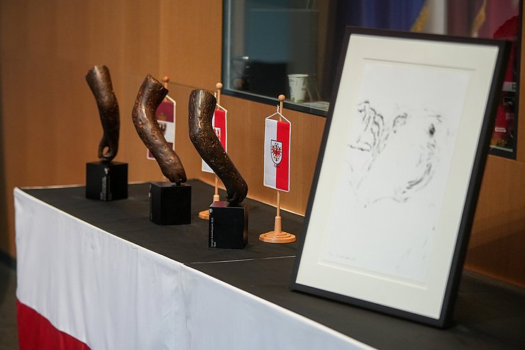 Die Bronzeskulpturen und Lithografie des Künstlers Lois Anvidalfarei.