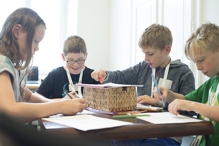 © Landtagsdirektion/Berger Kinder der 4a-Klasse der VS Absam bereiten sich intensiv zum Interview vor