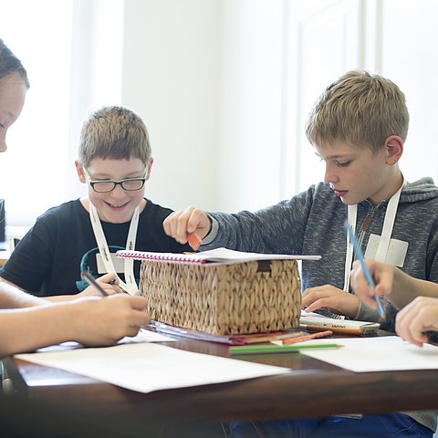 Kinder der 4a-Klasse der VS Absam bereiten sich intensiv zum Interview vor