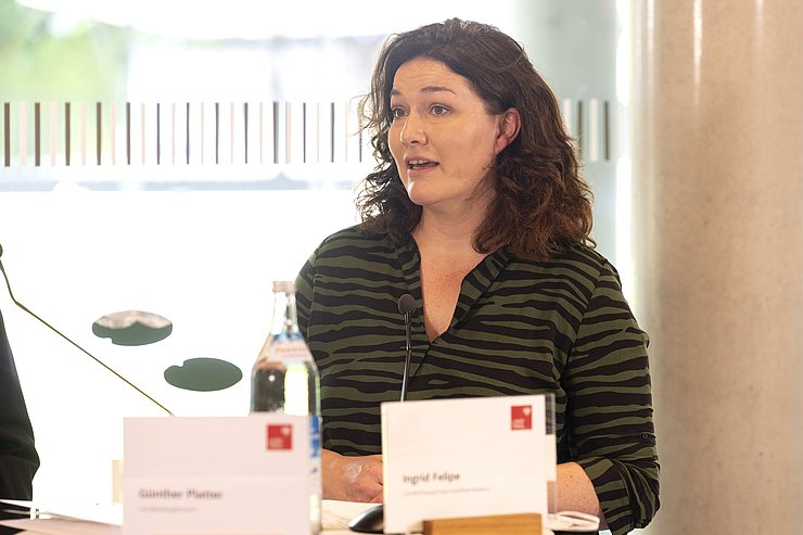 © Land Tirol/Die Fotografen Ingrid Felipe am Rednerpult