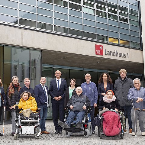 Gruppenfoto vor dem Landhaus