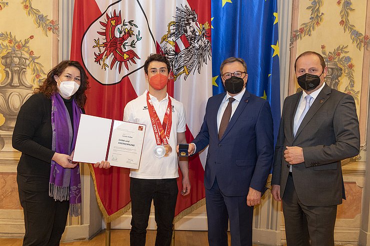 © Land Tirol/Die Fotografen v.l. LHStvin Ingrid Felipe, Rodler Lorenz Koller, LH Günther Platter und Sportlandesrat LHStv Josef Geisler