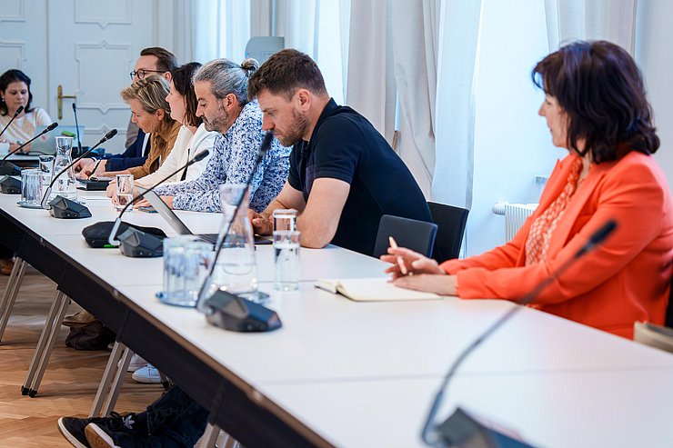 © Tiroler Landtag/Christanell Die Abgeordneten nutzten die Möglichkeit, Nachfragen zu stellen.