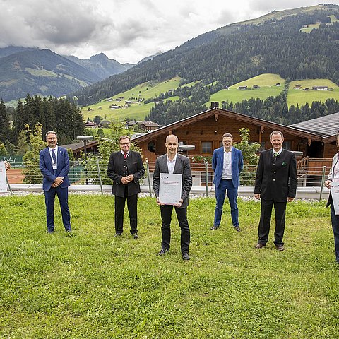 Die Erstplatzierten des Euregio Innovationspreises 2020 mit den Landeshauptleuten der Europaregion und  dem Juryvorsitzenden Josef Margreiter: (vl) Johannes Fontana (2.), LH Arno Kompatscher, LH Günther Platter, Sieger Michael Traugott, LH Maurizio Fugatti, Josef Margreiter, Marcel Huber (3.).
