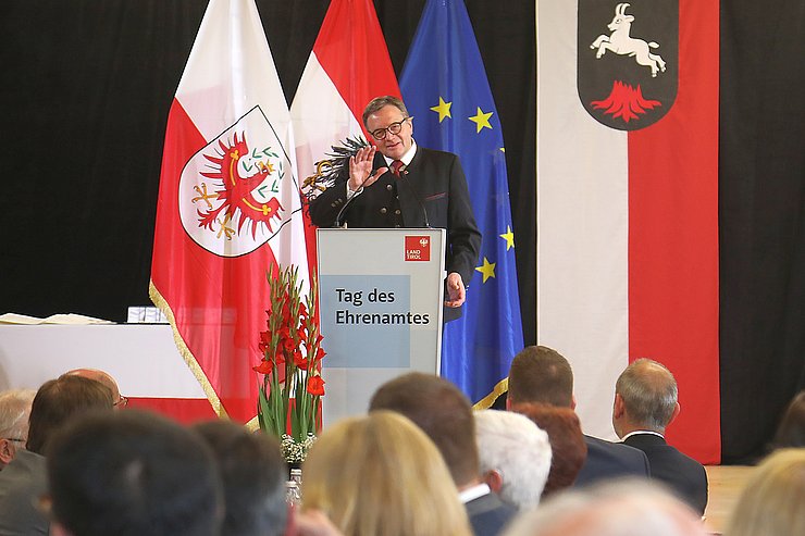 © Land Tirol/Frischauf-Bild LH Günther Platter bei seiner Festrede: "Ohne ihren Einsatz würde vieles nicht so funktionieren, wie wir es gewohnt sind."