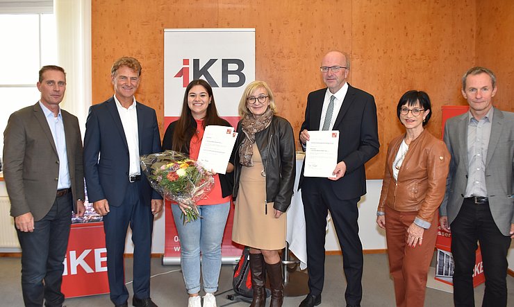 © Land Tirol/Gerzabek V. li. Franz Jirka (Obmann Bezirksstelle Innsbruck/Innsbruck-Land Wirtschaftskammer Tirol), Romed Giner (1. Vize-Bgm Gemeinde Rum), „Lehrling des Monats Oktober 2022“ Elena Gremer, Arbeits- und Bildungslandesrätin Beate Palfrader, Helmuth Müller (Vorstandsvorsitzender Innsbrucker Kommunalbetriebe AG), Verena Steinlechner-Graziadei (Vizepräsidentin Arbeiterkammer Tirol) und Herbert Unterlechner (Direktor Tiroler Fachberufsschule für Handel und Büro Innsbruck) beim Auszeichnungstermin.
