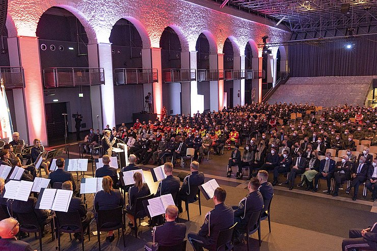© Land Tirol/Die Fotografen Hunderte Einsatzkräfte hatten sich zum Sicherheitsempfang des Landes Tirol in der Dogana in Innsbruck versammelt.