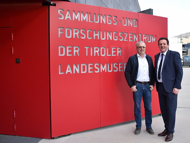 Huemer und Zumtobel vor dem Gebäude